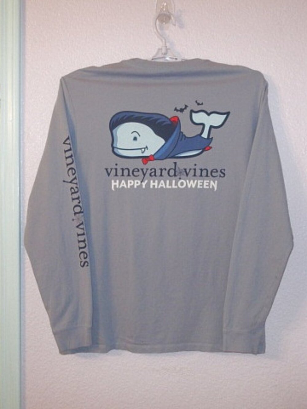 Vineyard Vines Halloween T-Shirt Mens M Vampire Whale Long Sleeves Whimsy Holida - Picture 2 of 7